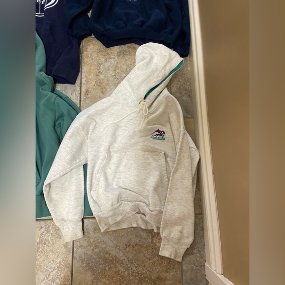 Seven (7) sweater/hoodies - Picture 5 of 8